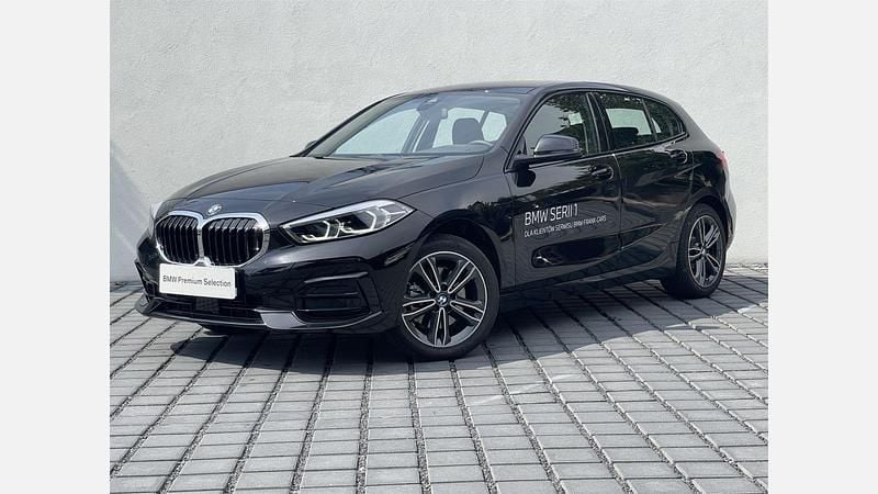 Czarny szafir metalizowany Używany 2023 BMW 118 Shadowline Hatchback | 109 900 zł (Uczciwa cena) - Obraz 1/3