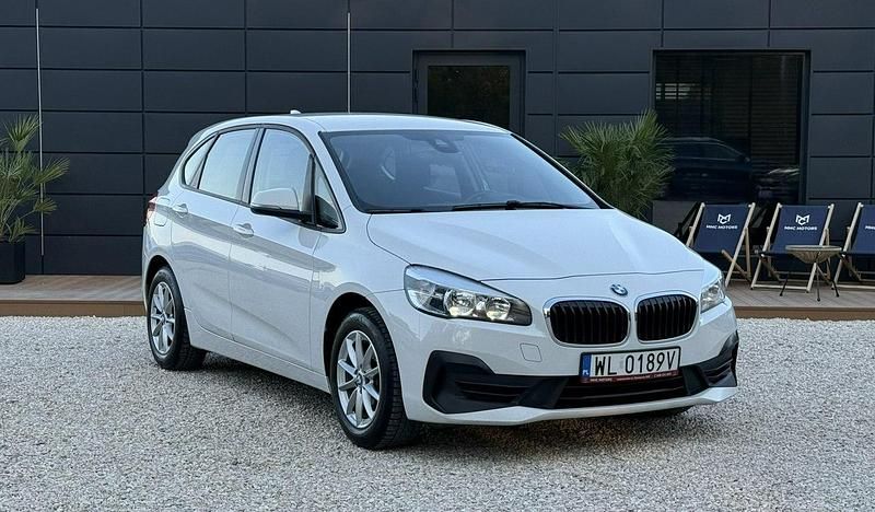 Biały Używany 2021 BMW 216 Kombi | 72 800 zł (Uczciwa cena) - Obraz 1/3