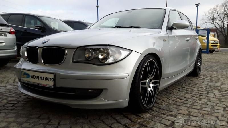 Srebrny metalik Używany 2008 BMW 120 Hatchback | 27 800 zł - Obraz 1/4