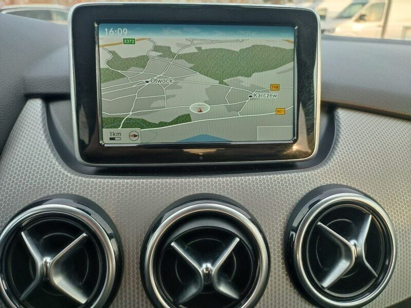 Używany Mercedes B180 122 KM (89 kW) 2014 Beżowy (metalik) Minivan