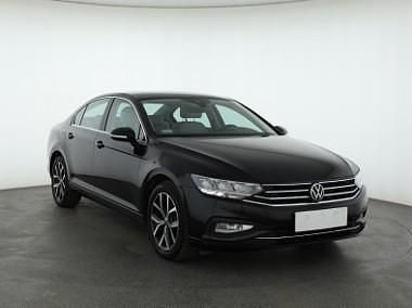 Czarny Używany 2022 VW Passat Sedan/Limuzyna | 99 999 zł (Uczciwa cena) - Obraz 1/4