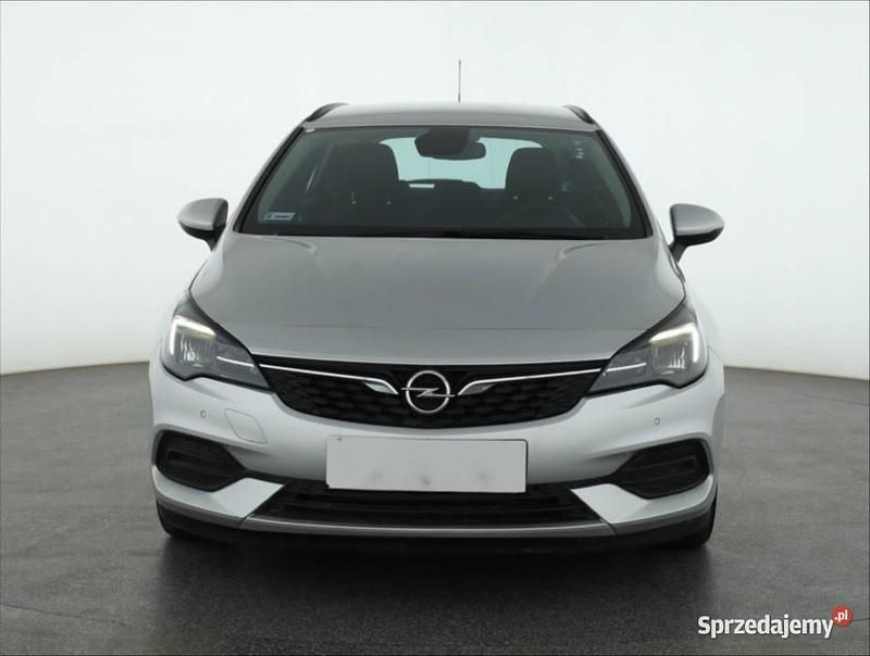 Srebrny Używany 2020 Opel Astra Kombi | 46 999 zł (Uczciwa cena) - Obraz 1/4