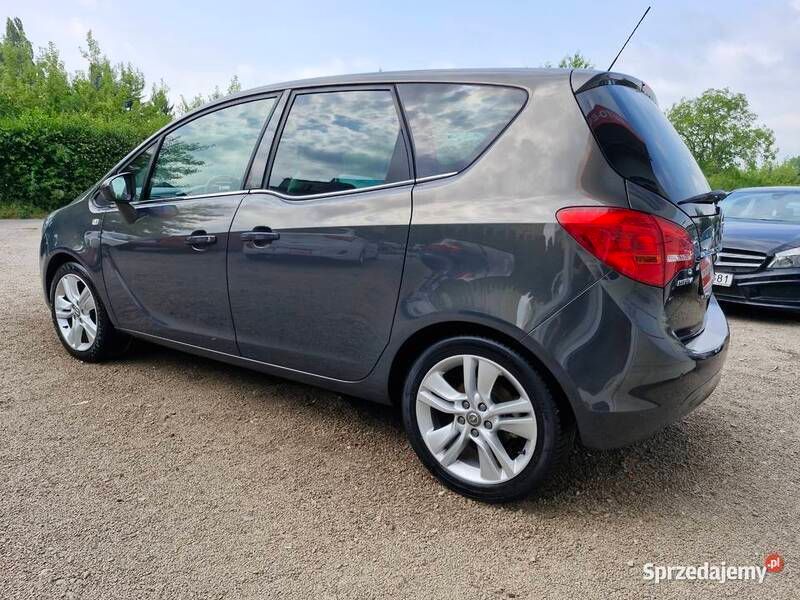 Szary Używany 2017 Opel Meriva Minivan | 41 900 zł (Dość drogi) - Obraz 1/4