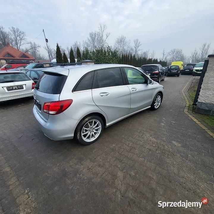 Używany Mercedes A180 Style 109 KM (80 kW) 2015 Srebrny Hatchback