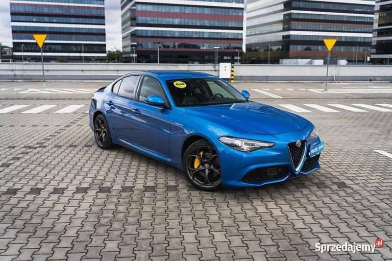 Niebieski Używany 2018 Alfa Romeo Giulia Sedan/Limuzyna | 104 999 zł - Obraz 1/4