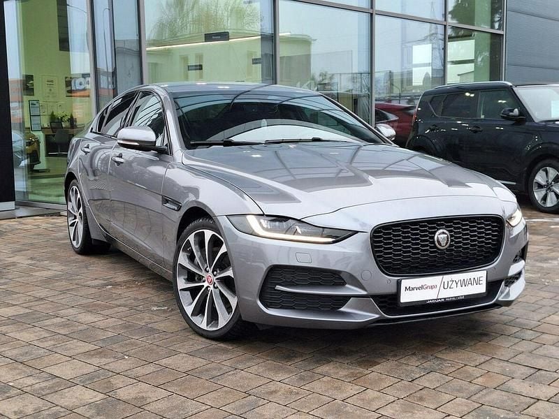 Używany Jaguar XE SE 204 KM (150 kW) 2022 Szary (metalik) Sedan/Limuzyna