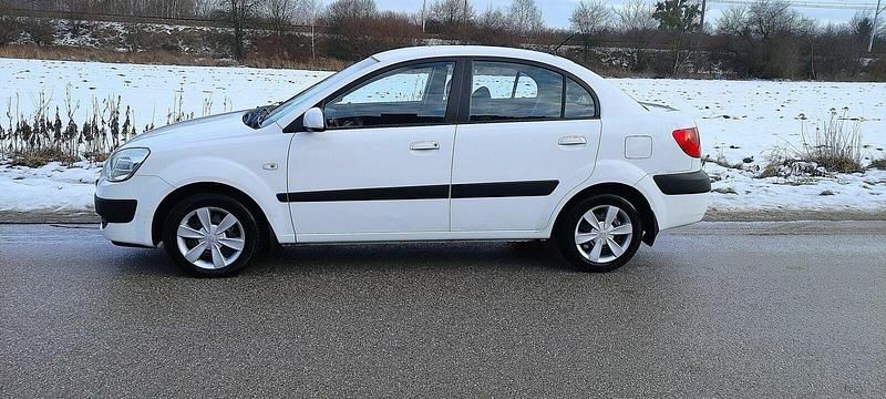 Używany Kia Rio 97 KM (71 kW) 2006 Biały Sedan/Limuzyna