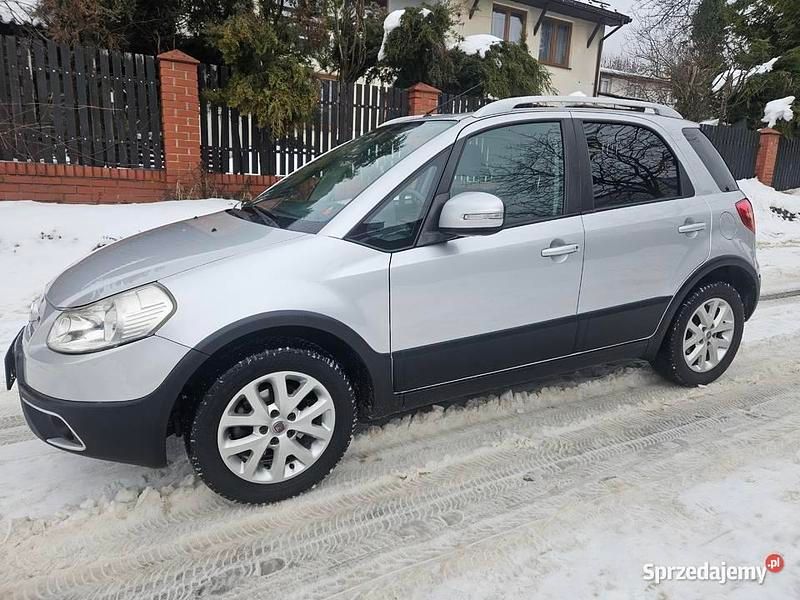Srebrny Używany 2012 Fiat Sedici SUV | 22 900 zł (Uczciwa cena) - Obraz 1/4
