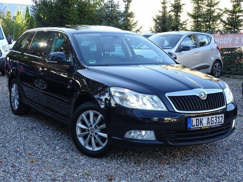 Czarny Używany 2011 Skoda Octavia Kombi | 26 900 zł (Uczciwa cena) - Obraz 1/4