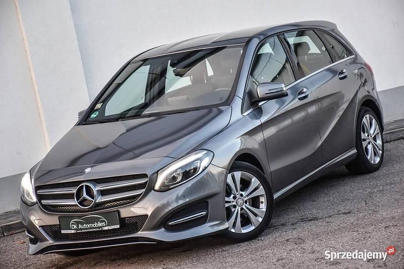 Używany Mercedes A180 Edition 2016 Beżowy Minivan