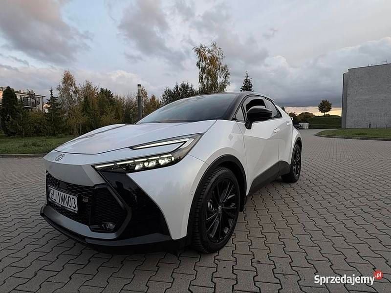 Biały Używany 2024 Toyota C-HR+ Sport SUV | 151 000 zł - Obraz 1/4
