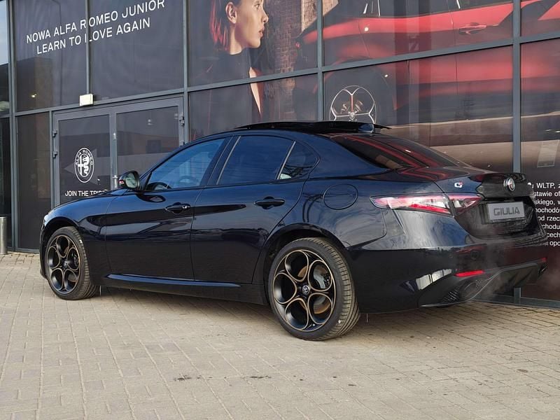 Nowe Alfa Romeo Giulia Veloce 280 KM (205 kW) 2025 Lakier metalizowany czarny  volcano black Sedan/Limuzyna