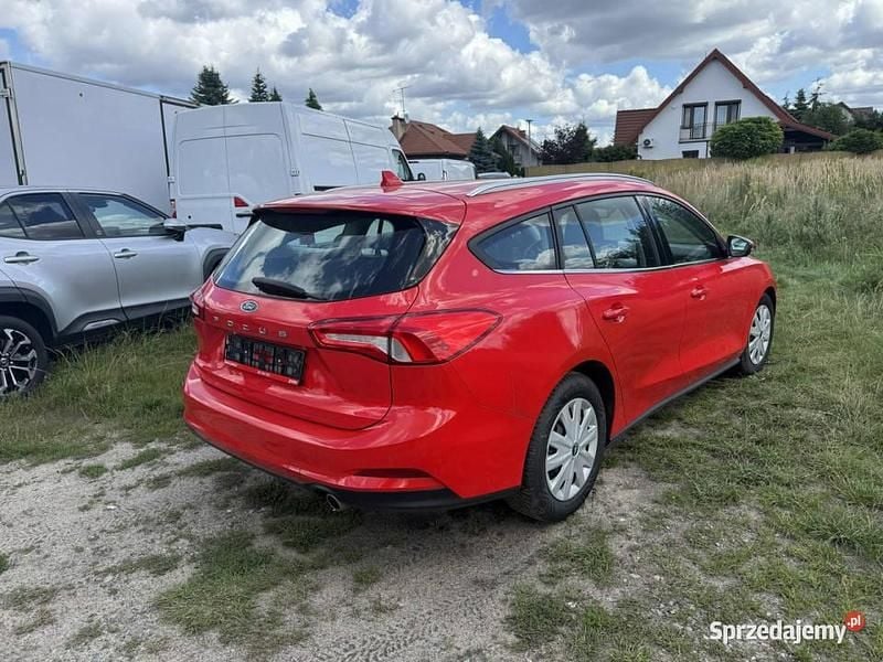 Używany Ford Focus Cool & Connect 120 KM (88 kW) 2021 Czerwony Sedan/Limuzyna