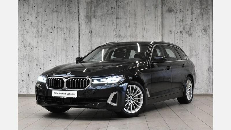 Black sapphire metallic metalizowany Używany 2023 BMW 530 Luxury Line Kombi | 169 700 zł (Dość drogi) - Obraz 1/3