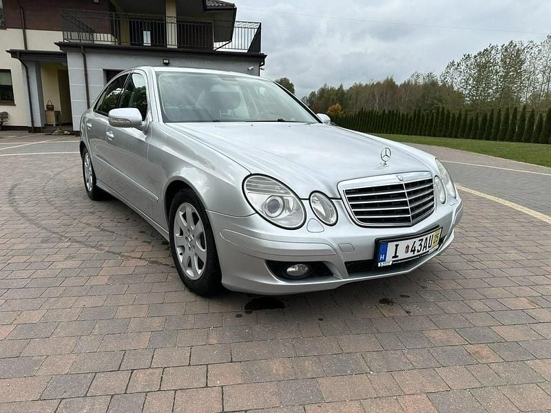 Srebrny Używany 2006 Mercedes E280 Sedan/Limuzyna | 26 500 zł - Obraz 1/4