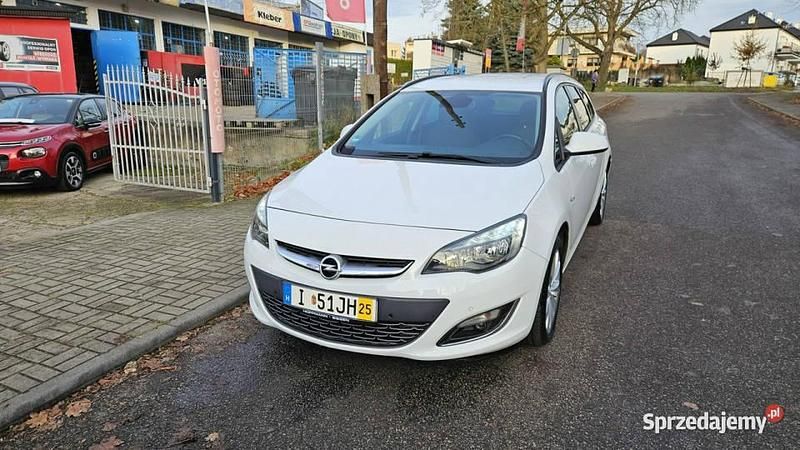 Używany Opel Astra 140 KM (102 kW) 2013 Biały Kombi