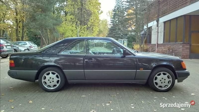 Czarny Używany 1990 Mercedes E300 Coupe | 49 999 zł - Obraz 1/4