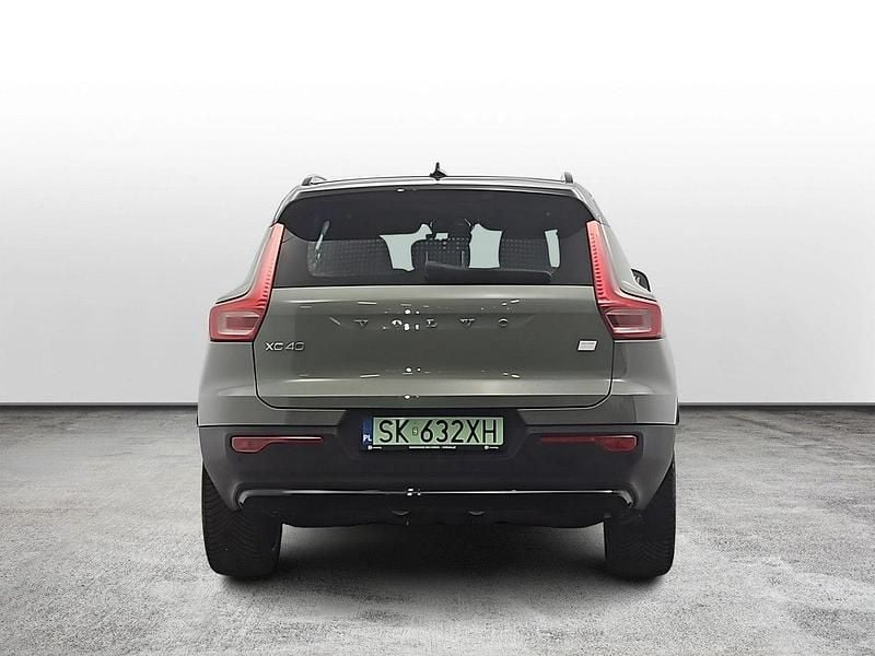 Używany Volvo XC40 Core 300 kW (408 KM) 2023 Zielony (metalik) SUV