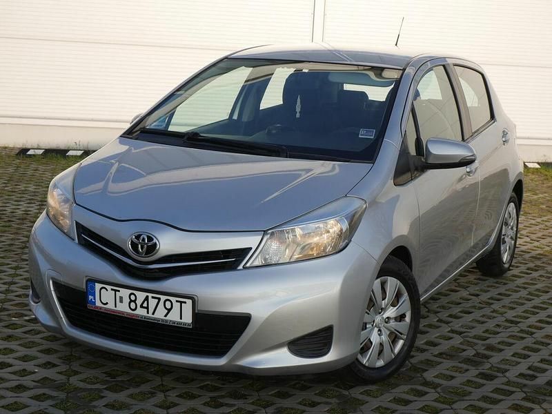 Używany Toyota Yaris 2013 Srebrny Hatchback