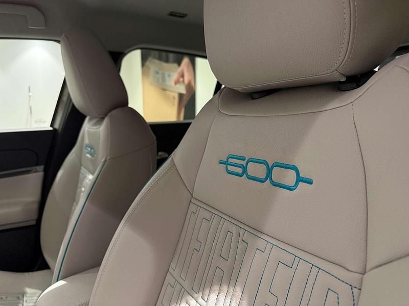 Nowe Fiat 600 La Prima 145 KM (106 kW) 2025 Lakier pastelowy biały gelato z dachem w kolorze czarny cinema Hatchback