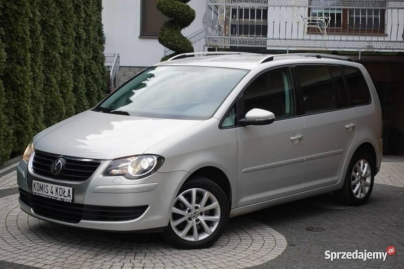 Inny kolor Używany 2010 VW Touran Minivan | 19 900 zł (Uczciwa cena) - Obraz 1/4