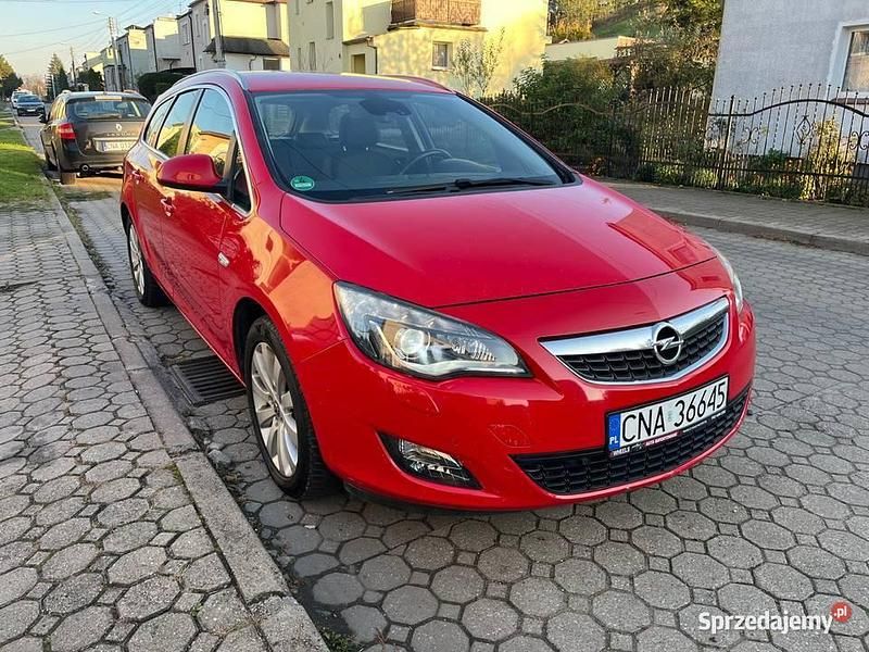 Czerwony Używany 2011 Opel Astra Kombi | 18 900 zł (Uczciwa cena) - Obraz 1/4
