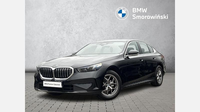 Czarny szafir metalizowany Używany 2024 BMW 520 Comfort Edition Sedan/Limuzyna | 199 900 zł (Super Cena) - Obraz 1/3