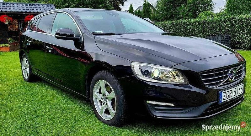 Czarny Używany 2017 Volvo V60 Momentum Kombi | 49 000 zł (Uczciwa cena) - Obraz 1/4