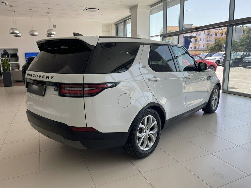 Używany Land Rover Discovery 5 241 KM (177 kW) 2018 Biały (metalik) SUV
