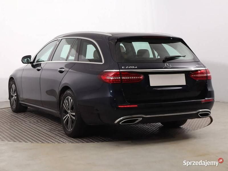 Używany Mercedes E220 194 KM (142 kW) 2021 Niebieski Kombi