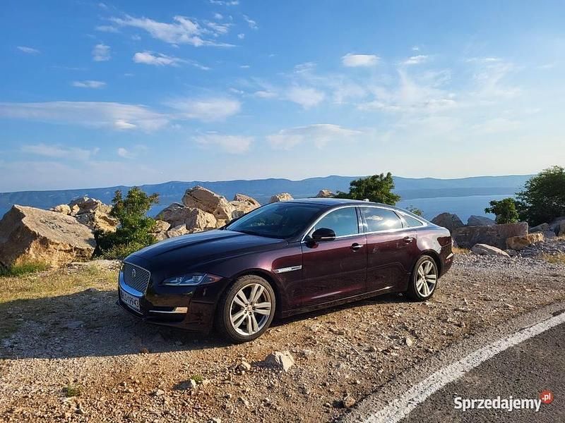 Bordowy Używany 2016 Jaguar XJL Supercharged Sedan/Limuzyna | 129 000 zł - Obraz 1/4
