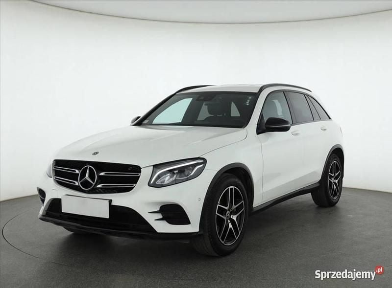 Używany Mercedes GLC250 211 KM (155 kW) 2018 Biały SUV
