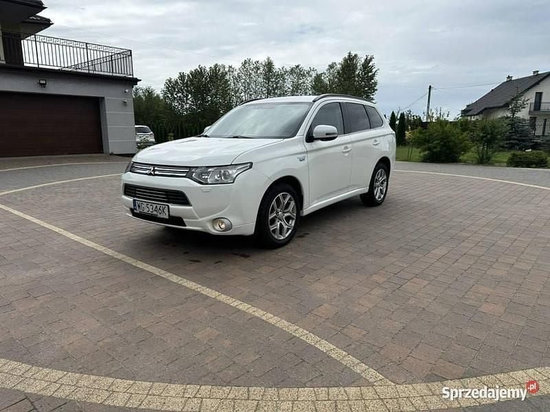 Używany Mitsubishi Outlander P-HEV 121 KM (88 kW) 2014 Biały (metalik, perła) SUV