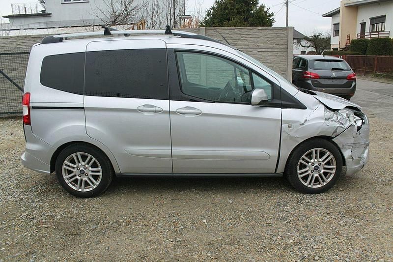 Używany Ford Tourneo Courier 99 KM (72 kW) 2019 Srebrny Minivan