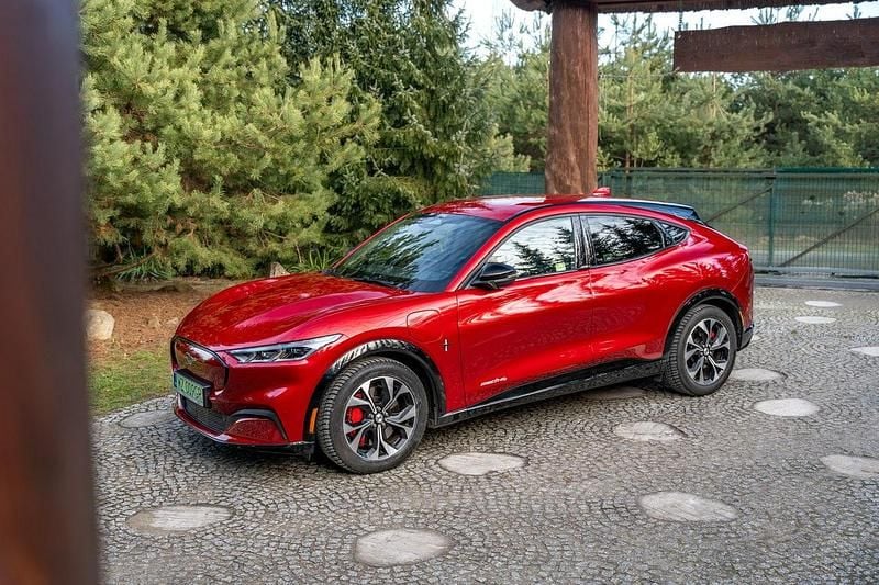 Używany Ford Mustang Mach-E 197 kW (269 KM) 2023 Czerwony (metalik) SUV