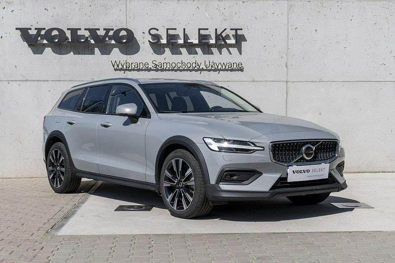 Używany Volvo V60 CC 250 KM (183 kW) 2023 Szary (metalik) Kombi