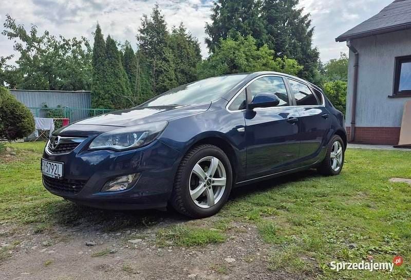 Granatowy Używany 2011 Opel Astra Cosmo Hatchback | 21 999 zł (Uczciwa cena) - Obraz 1/4