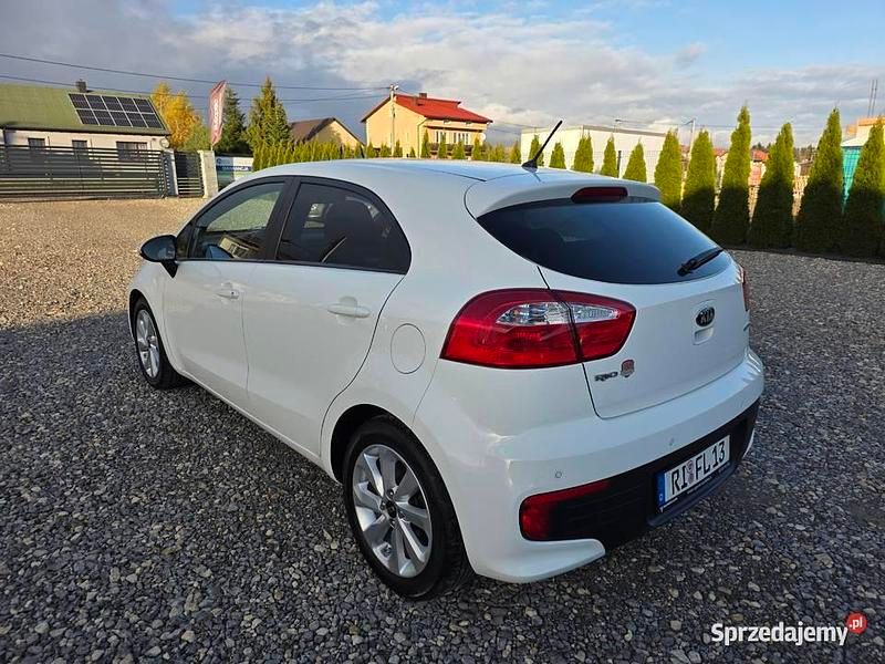 Używany Kia Rio DREAM-TEAM Edition 2015 Biały Hatchback