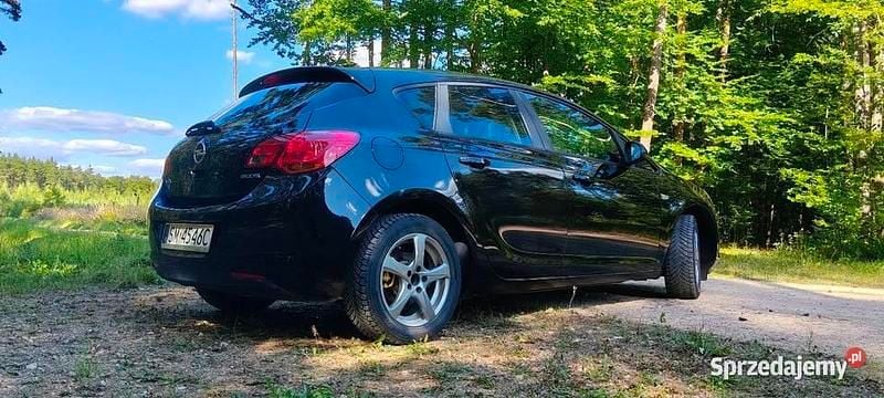 Czarny Używany 2011 Opel Astra Hatchback | 23 000 zł (Uczciwa cena) - Obraz 1/4