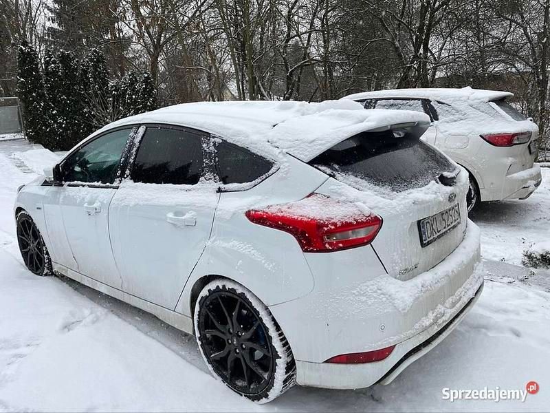 Używany Ford Focus ST-Line 150 KM (110 kW) 2016 Biały Sedan/Limuzyna