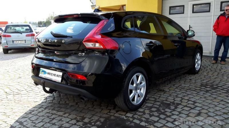 Używany Volvo V40 150 KM (110 kW) 2012 Czarny metalik Kombi