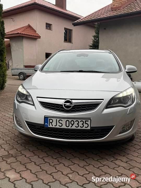 Srebrny Używany 2012 Opel Astra Kombi | 28 000 zł (Dość drogi) - Obraz 1/4
