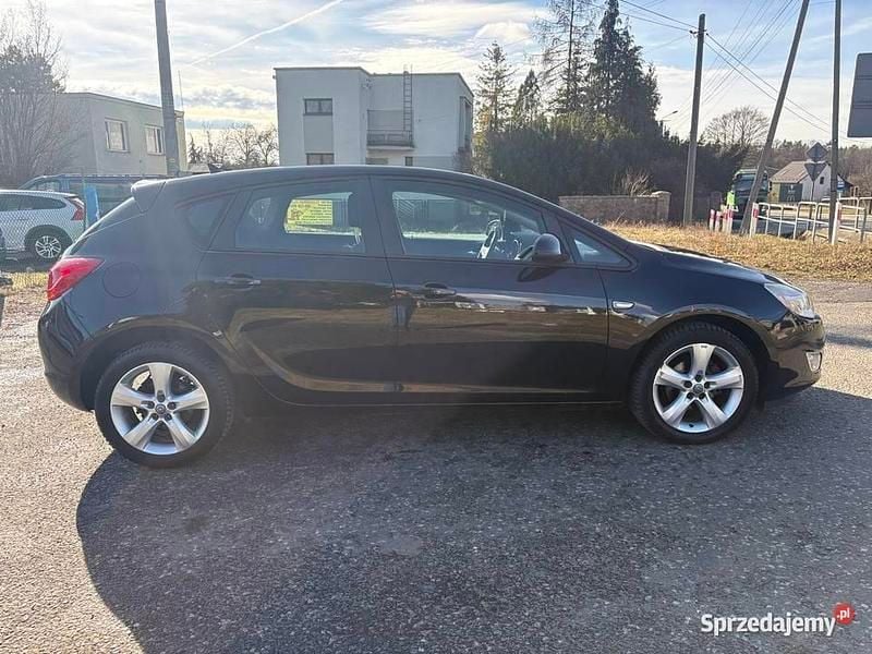 Używany Opel Astra 2010 Czarny Hatchback