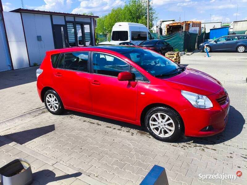 Używany Toyota Verso 2011 Czerwony Minivan