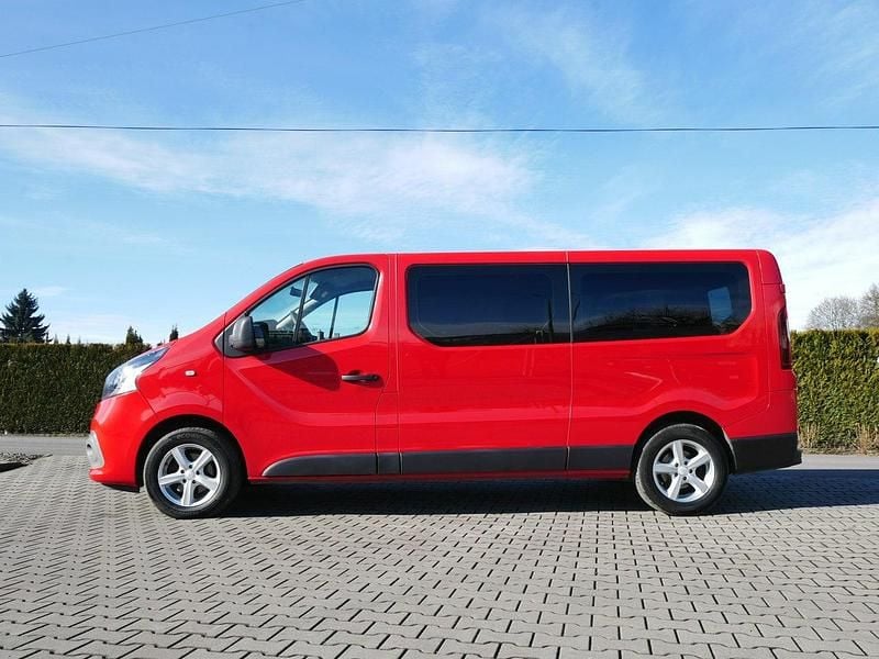 Używany Renault Trafic 125 KM (91 kW) 2018 Czerwony Minivan