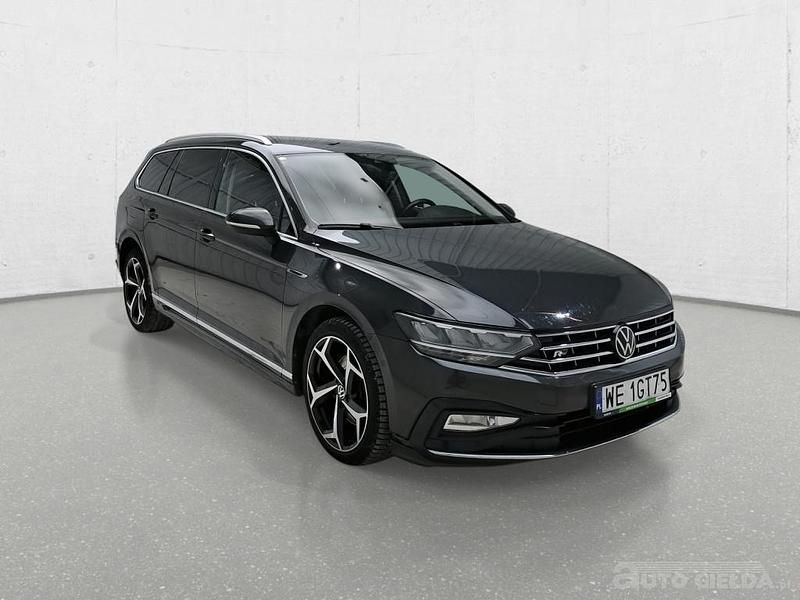 Granatowy Używany 2020 VW Passat Kombi | 56 789 zł (Dobra cena) - Obraz 1/4