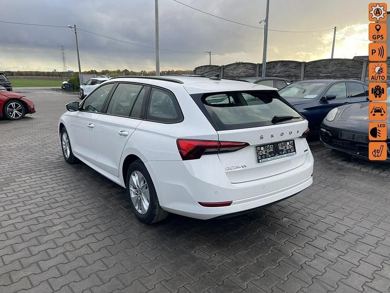 Biały Używany 2023 Skoda Octavia Kombi | 54 900 zł - Obraz 1/4