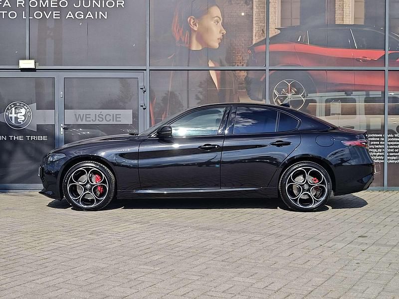Nowe Alfa Romeo Giulia Veloce 280 KM (205 kW) 2025 Lakier metalizowany niebieski  misano blue Sedan/Limuzyna