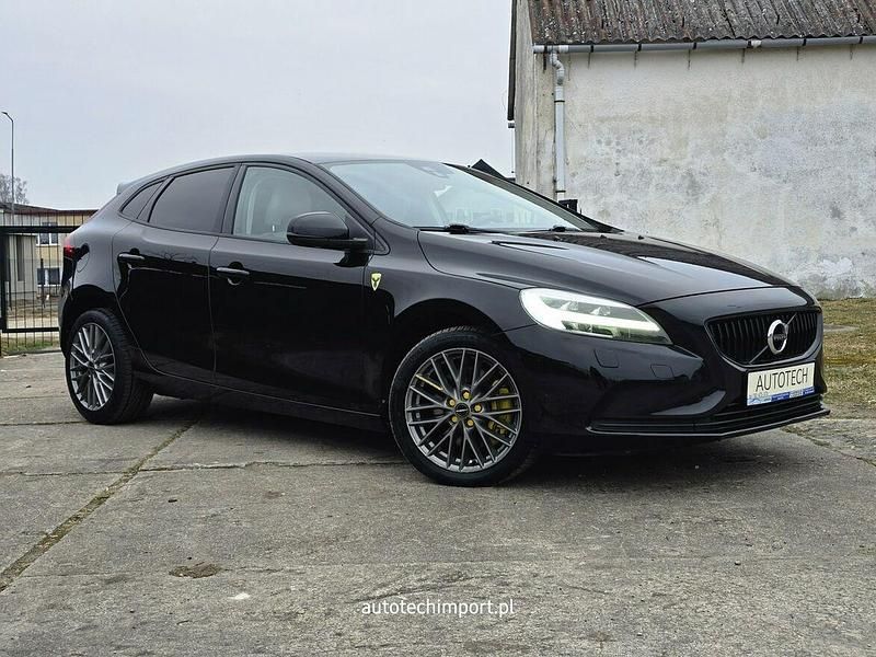 Używany Volvo V40 R-Design 150 KM (110 kW) 2016 Czarny Hatchback