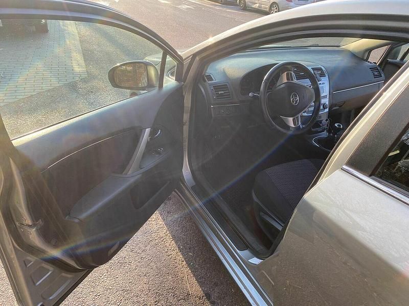 Używany Toyota Avensis 2013 Srebrny Kombi